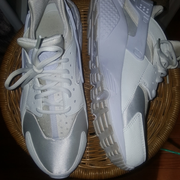 Nike Shoes - NIKE HUARACHE RUN ULTRA